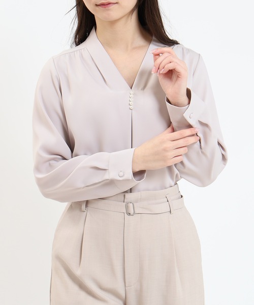TRUDEA(トルディア)の「パール使いVネックブラウス(マルチファンクション)(シャツ/ブラウス・レディース・ホワイト/ネイビー/ラベンダー/グレイッシュベージュ・SMALL/MEDIUM/LARGE)」の4枚目の写真