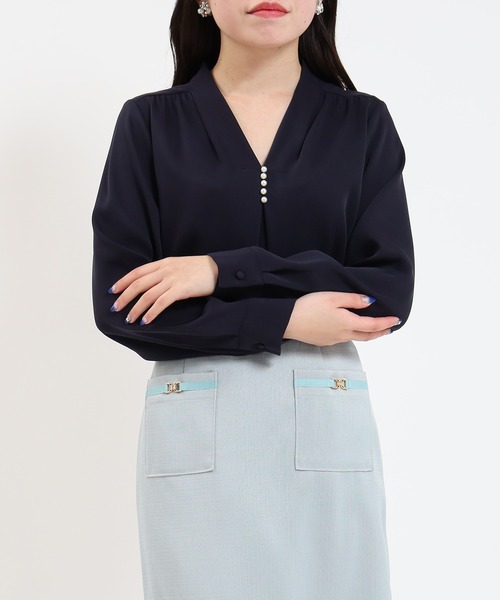 TRUDEA(トルディア)の「パール使いVネックブラウス(マルチファンクション)(シャツ/ブラウス・レディース・ホワイト/ネイビー/ラベンダー/グレイッシュベージュ・SMALL/MEDIUM/LARGE)」の3枚目の写真