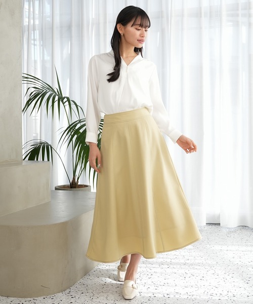 TRUDEA(トルディア)の「パール使いVネックブラウス(マルチファンクション)(シャツ/ブラウス・レディース・ホワイト/ネイビー/ラベンダー/グレイッシュベージュ・SMALL/MEDIUM/LARGE)」の8枚目の写真