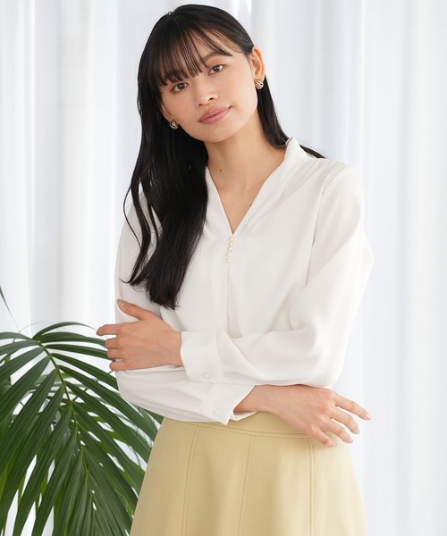 TRUDEA(トルディア)の「パール使いVネックブラウス(マルチファンクション)(シャツ/ブラウス・レディース・ホワイト/ネイビー/ラベンダー/グレイッシュベージュ・SMALL/MEDIUM/LARGE)」の5枚目の写真
