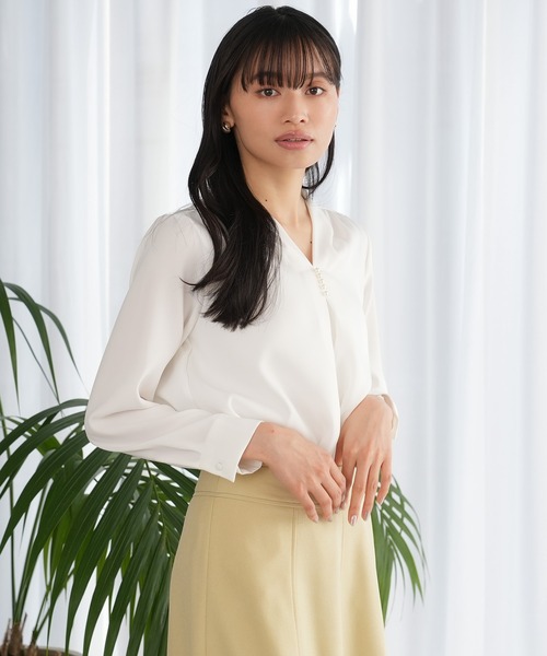 TRUDEA(トルディア)の「パール使いVネックブラウス(マルチファンクション)(シャツ/ブラウス・レディース・ホワイト/ネイビー/ラベンダー/グレイッシュベージュ・SMALL/MEDIUM/LARGE)」の6枚目の写真