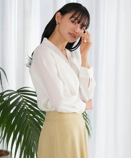 TRUDEA(トルディア)の「パール使いVネックブラウス(マルチファンクション)(シャツ/ブラウス・レディース・ホワイト/ネイビー/ラベンダー/グレイッシュベージュ・SMALL/MEDIUM/LARGE)」の7枚目の写真