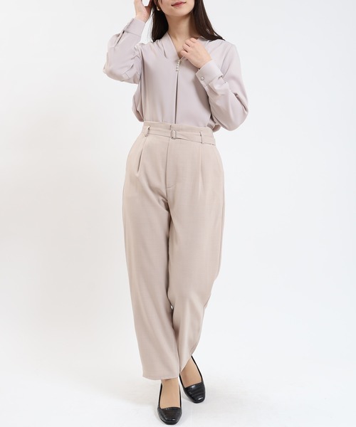 TRUDEA(トルディア)の「パール使いVネックブラウス(マルチファンクション)(シャツ/ブラウス・レディース・ホワイト/ネイビー/ラベンダー/グレイッシュベージュ・SMALL/MEDIUM/LARGE)」の15枚目の写真