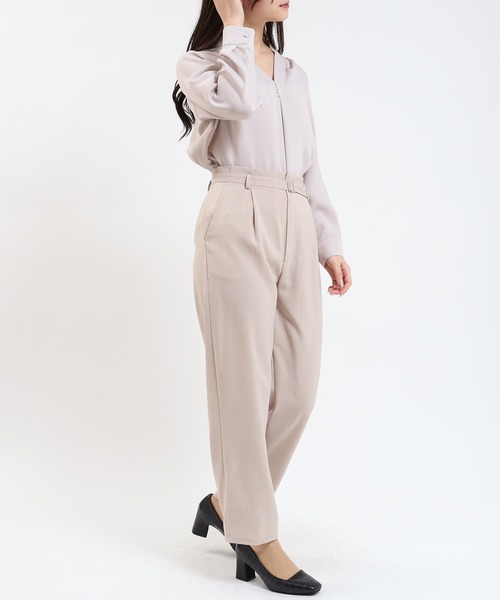 TRUDEA(トルディア)の「パール使いVネックブラウス(マルチファンクション)(シャツ/ブラウス・レディース・ホワイト/ネイビー/ラベンダー/グレイッシュベージュ・SMALL/MEDIUM/LARGE)」の16枚目の写真