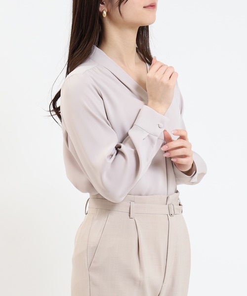 TRUDEA(トルディア)の「パール使いVネックブラウス(マルチファンクション)(シャツ/ブラウス・レディース・ホワイト/ネイビー/ラベンダー/グレイッシュベージュ・SMALL/MEDIUM/LARGE)」の12枚目の写真