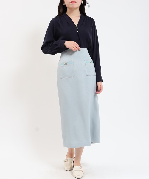 TRUDEA(トルディア)の「パール使いVネックブラウス(マルチファンクション)(シャツ/ブラウス・レディース・ホワイト/ネイビー/ラベンダー/グレイッシュベージュ・SMALL/MEDIUM/LARGE)」の21枚目の写真