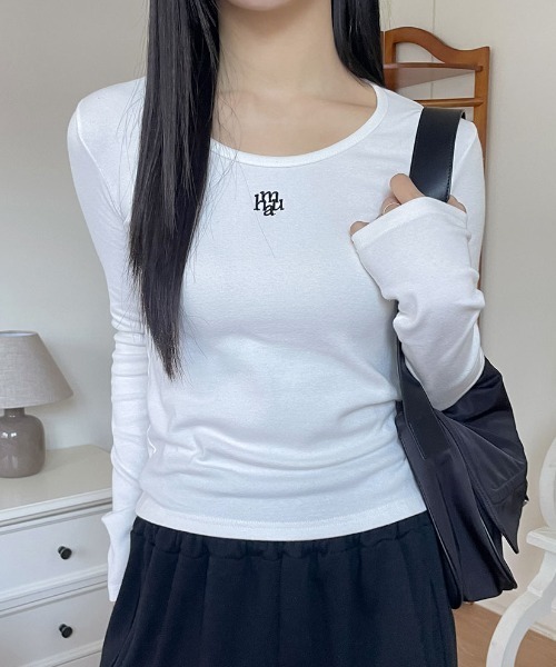 muahmuah(ムーアムーア)の「A'GEM/9 × .kom 『muah muah/ムーアムーア』 STITCH U-NECK COTTON SPAN LONG SLEEVE/Uネック ステッチ 長袖Tシャツ(Tシャツ/カットソー・レディース・ホワイト/カーキ/ブラック/ブラウン/グレー・FREE)」の6枚目の写真
