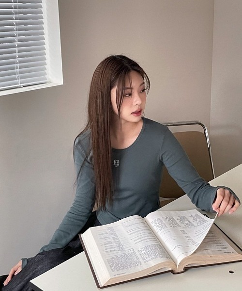 muahmuah(ムーアムーア)の「A'GEM/9 × .kom 『muah muah/ムーアムーア』 STITCH U-NECK COTTON SPAN LONG SLEEVE/Uネック ステッチ 長袖Tシャツ(Tシャツ/カットソー・レディース・ホワイト/カーキ/ブラック/ブラウン/グレー・FREE)」の20枚目の写真