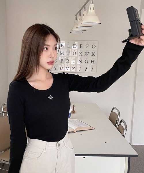 muahmuah(ムーアムーア)の「A'GEM/9 × .kom 『muah muah/ムーアムーア』 STITCH U-NECK COTTON SPAN LONG SLEEVE/Uネック ステッチ 長袖Tシャツ(Tシャツ/カットソー・レディース・ホワイト/カーキ/ブラック/ブラウン/グレー・FREE)」の9枚目の写真