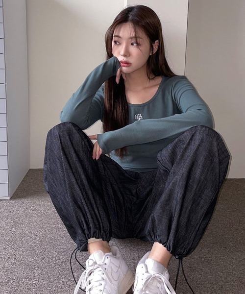 muahmuah(ムーアムーア)の「A'GEM/9 × .kom 『muah muah/ムーアムーア』 STITCH U-NECK COTTON SPAN LONG SLEEVE/Uネック ステッチ 長袖Tシャツ(Tシャツ/カットソー・レディース・ホワイト/カーキ/ブラック/ブラウン/グレー・FREE)」の21枚目の写真
