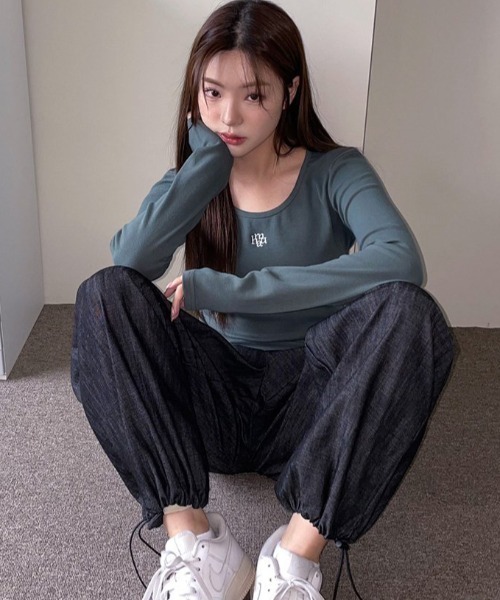muahmuah(ムーアムーア)の「A'GEM/9 × .kom 『muah muah/ムーアムーア』 STITCH U-NECK COTTON SPAN LONG SLEEVE/Uネック ステッチ 長袖Tシャツ(Tシャツ/カットソー・レディース・ホワイト/カーキ/ブラック/ブラウン/グレー・FREE)」の22枚目の写真