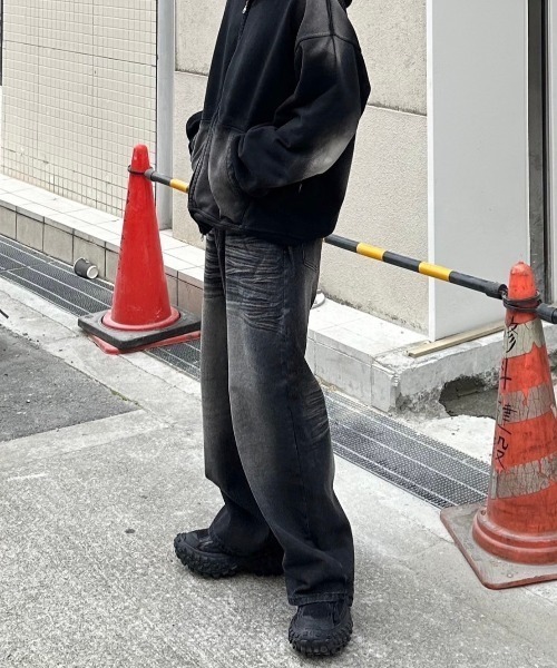 Chikashitsu +（チカシツプラス）の「【Chikashitsu +】design washing wide denim pants / 【チカシツプラス】デザインウォッシングワイドデニムパンツ（デニムパンツ・メンズ・ブラック/ダークブルー・S/M/L）」の14枚目の写真