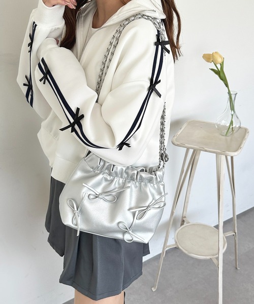apres jour(アプレジュール)の「【apres jour×ARIAZ】リボンチェーンショルダーバッグ(ショルダーバッグ・レディース・シルバー/アイボリー/ブラック・FREE)」の11枚目の写真