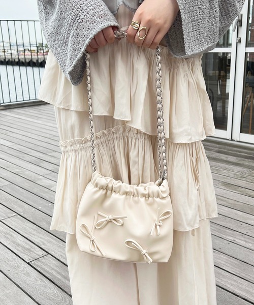 apres jour(アプレジュール)の「【apres jour×ARIAZ】リボンチェーンショルダーバッグ(ショルダーバッグ・レディース・シルバー/アイボリー/ブラック・FREE)」の4枚目の写真