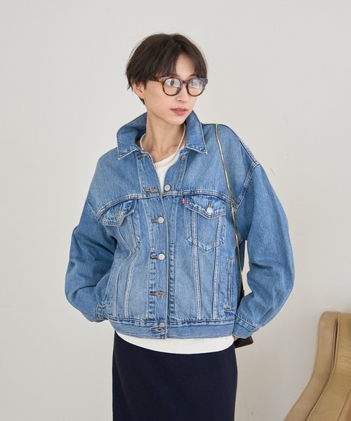 Levi's（リーバイス）の「【追加5】【Levi's/リーバイス】90S トラッカージャケット SOFT AS BUTTER MID/デニムジャケット（デニムジャケット・レディース・ライトブルー/ブラック・フリー）」の4枚目の写真