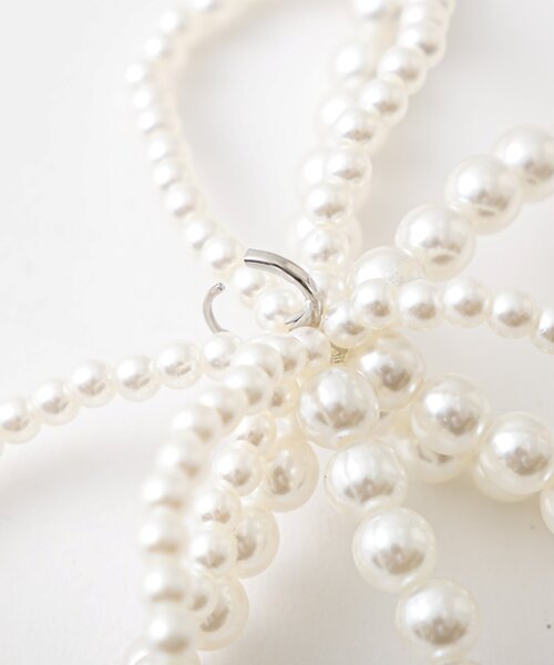 OLIVE des OLIVE（オリーブデオリーブ）の「パールリボンチャーム（ネックレス・レディース・シルバー/ホワイト・FREE）」の5枚目の写真