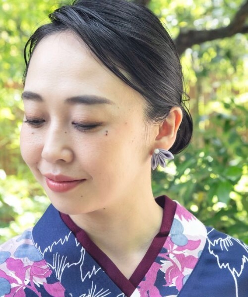 倭物やカヤ(ワモノヤカヤ)の「【倭物やカヤ】つまみ細工 花びらイヤリング(イヤリング・レディース・ライトパープル/キナリ/ライトピンク/スカイブルー・FREE)」の7枚目の写真