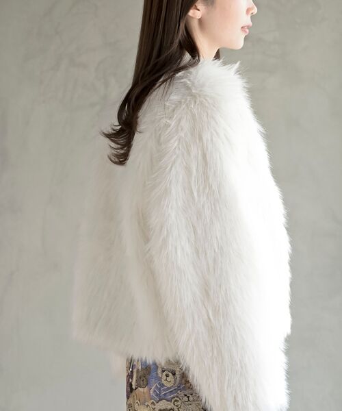rps（アールピーエス）の「ロングフェイクファーノーカラーショートコート（ノーカラージャケット・レディース・アイボリー/チャコールグレー/グレイッシュベージュ・フリー）」の4枚目の写真