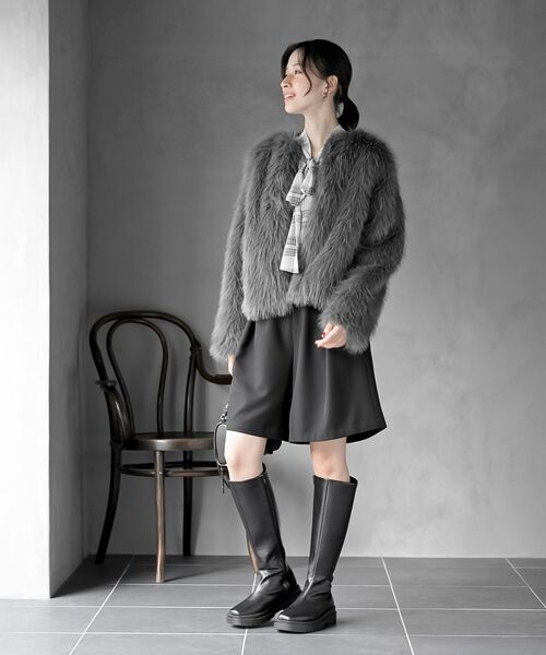 rps（アールピーエス）の「ロングフェイクファーノーカラーショートコート（ノーカラージャケット・レディース・アイボリー/チャコールグレー/グレイッシュベージュ・フリー）」の6枚目の写真