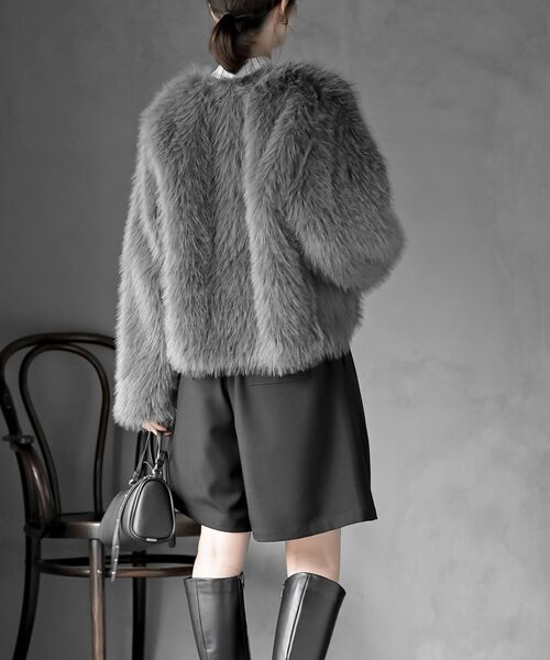 rps（アールピーエス）の「ロングフェイクファーノーカラーショートコート（ノーカラージャケット・レディース・アイボリー/チャコールグレー/グレイッシュベージュ・フリー）」の8枚目の写真