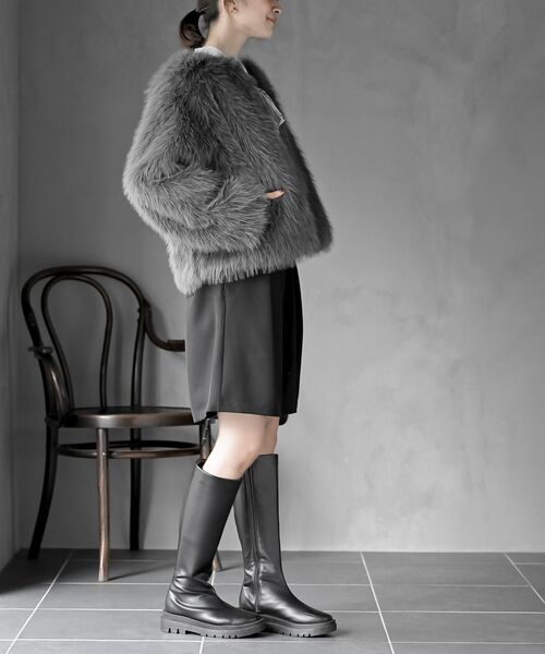 rps（アールピーエス）の「ロングフェイクファーノーカラーショートコート（ノーカラージャケット・レディース・アイボリー/チャコールグレー/グレイッシュベージュ・フリー）」の9枚目の写真