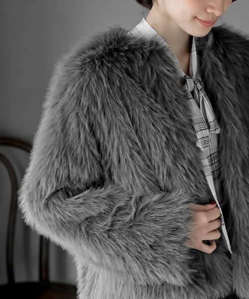 rps（アールピーエス）の「ロングフェイクファーノーカラーショートコート（ノーカラージャケット・レディース・アイボリー/チャコールグレー/グレイッシュベージュ・フリー）」の10枚目の写真