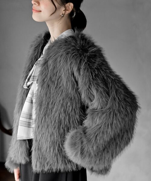 rps（アールピーエス）の「ロングフェイクファーノーカラーショートコート（ノーカラージャケット・レディース・アイボリー/チャコールグレー/グレイッシュベージュ・フリー）」の11枚目の写真