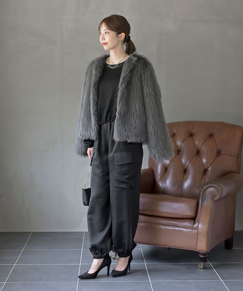 rps（アールピーエス）の「ロングフェイクファーノーカラーショートコート（ノーカラージャケット・レディース・アイボリー/チャコールグレー/グレイッシュベージュ・フリー）」の14枚目の写真