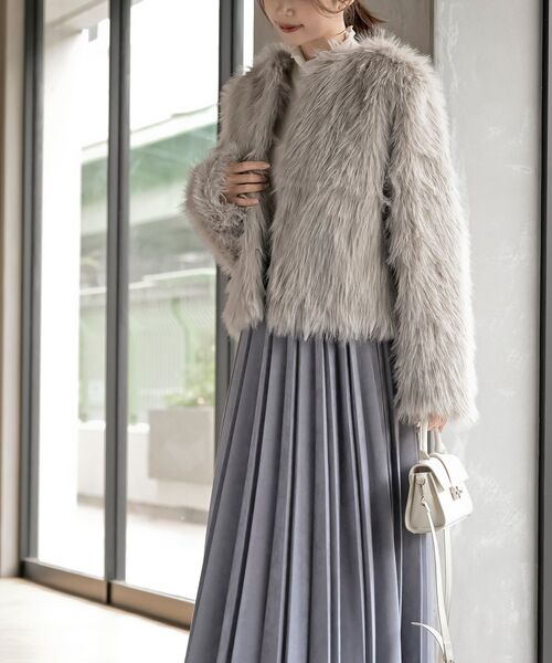 rps（アールピーエス）の「ロングフェイクファーノーカラーショートコート（ノーカラージャケット・レディース・アイボリー/チャコールグレー/グレイッシュベージュ・フリー）」の16枚目の写真