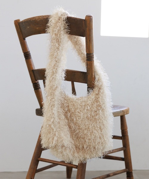 LAKOLE（ラコレ）の「シャギーボアショルダーバッグ / 147018（ショルダーバッグ・レディース・グレー/ブラウン/ベージュ・FREE）」の3枚目の写真