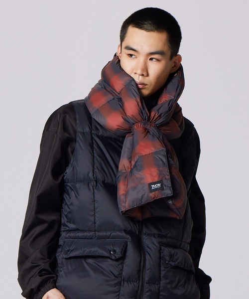 TAION（タイオン）の「【TAION（タイオン）】〈GOODS〉マウンテン ボリューム ダウンマフラー（マフラー・メンズ・ベージュ/ライトグレー/ブラック/ライトブラウン/ダークグレー/ダークネイビー/レッド系その他2・ONESIZE）」の7枚目の写真