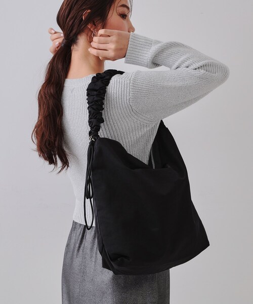 OPAQUE.CLIP（オペークドットクリップ）の「【2WAY／A4サイズ対応】ドロストギャザーフリルハンドルワンショルダーバッグ（ショルダーバッグ・レディース・ブラック/シルバー系その他7/ライトブルー/ライトベージュ・00）」の5枚目の写真