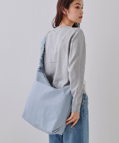 OPAQUE.CLIP（オペークドットクリップ）の「【2WAY／A4サイズ対応】ドロストギャザーフリルハンドルワンショルダーバッグ（ショルダーバッグ・レディース・ブラック/シルバー系その他7/ライトブルー/ライトベージュ・00）」の10枚目の写真