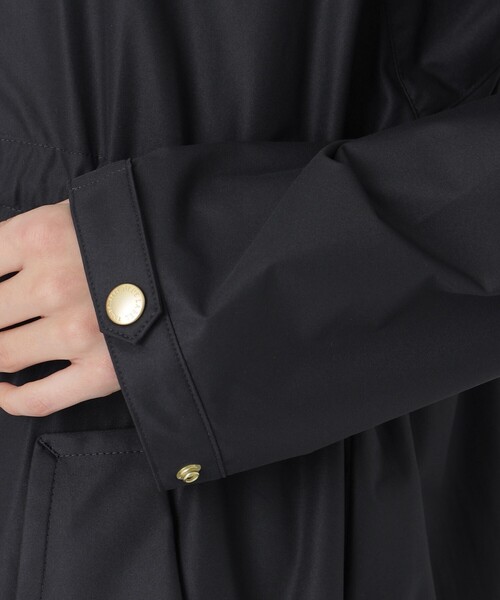 BLUE LABEL CRESTBRIDGE（ブルーレーベルクレストブリッジ）の「ストレッチプルーフクロスロングマウンテンパーカー（マウンテンパーカー・レディース・ベージュ/ダークネイビー・36/38）」の7枚目の写真