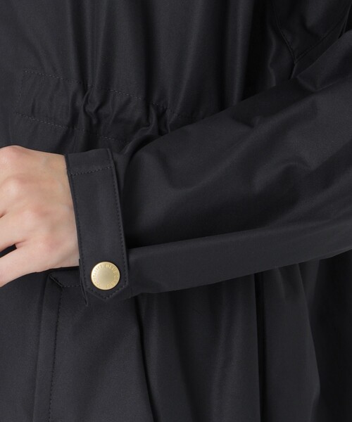 BLUE LABEL CRESTBRIDGE（ブルーレーベルクレストブリッジ）の「ストレッチプルーフクロスロングマウンテンパーカー（マウンテンパーカー・レディース・ベージュ/ダークネイビー・36/38）」の8枚目の写真