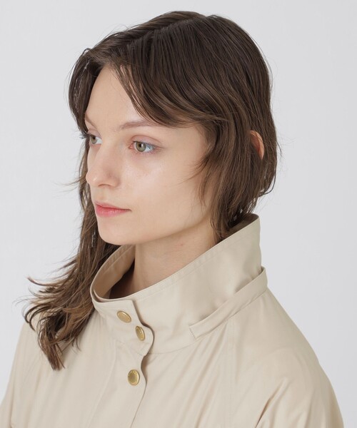 BLUE LABEL CRESTBRIDGE（ブルーレーベルクレストブリッジ）の「ストレッチプルーフクロスロングマウンテンパーカー（マウンテンパーカー・レディース・ベージュ/ダークネイビー・36/38）」の14枚目の写真