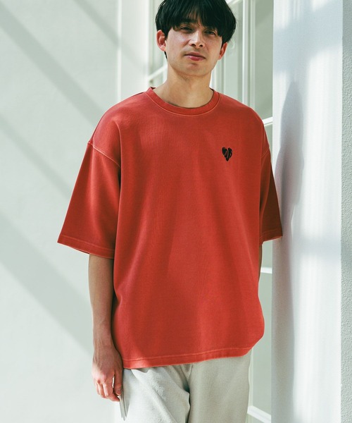 LAKOLE（ラコレ）の「ワンポイントピグメントT / 327793（Tシャツ/カットソー・メンズ・レッド/チャコールグレー/ベージュ/ネイビー・MEDIUM/LARGE）」の4枚目の写真