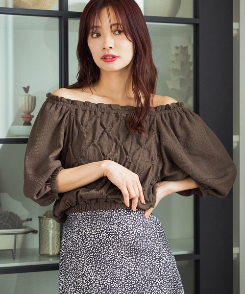 mysty woman（ミスティウーマン）の「スモッキングスクエアネックプルオーバー  491362（シャツ/ブラウス・レディース・アイボリー/ブラック/ブラウン・FREE）」の3枚目の写真