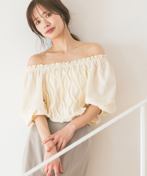 mysty woman（ミスティウーマン）の「スモッキングスクエアネックプルオーバー  491362（シャツ/ブラウス・レディース・アイボリー/ブラック/ブラウン・FREE）」の2枚目の写真