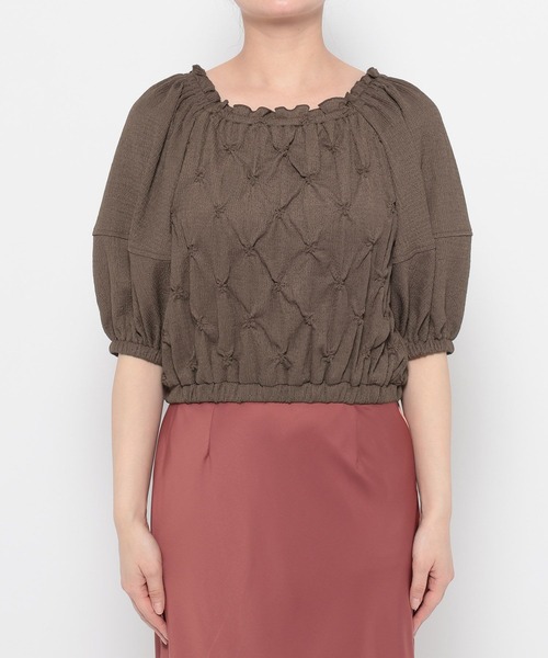 mysty woman（ミスティウーマン）の「スモッキングスクエアネックプルオーバー  491362（シャツ/ブラウス・レディース・アイボリー/ブラック/ブラウン・FREE）」の17枚目の写真