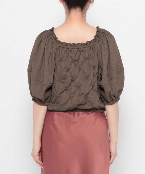 mysty woman（ミスティウーマン）の「スモッキングスクエアネックプルオーバー  491362（シャツ/ブラウス・レディース・アイボリー/ブラック/ブラウン・FREE）」の15枚目の写真