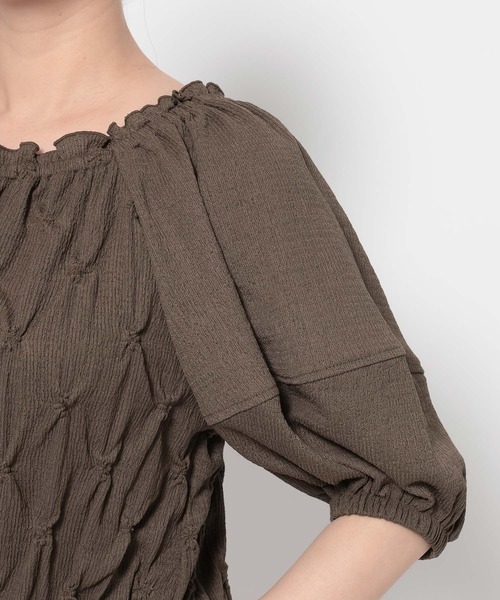 mysty woman（ミスティウーマン）の「スモッキングスクエアネックプルオーバー  491362（シャツ/ブラウス・レディース・アイボリー/ブラック/ブラウン・FREE）」の13枚目の写真