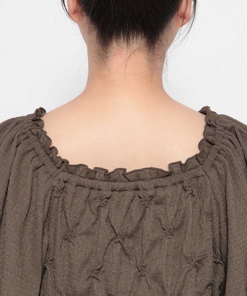 mysty woman（ミスティウーマン）の「スモッキングスクエアネックプルオーバー  491362（シャツ/ブラウス・レディース・アイボリー/ブラック/ブラウン・FREE）」の11枚目の写真