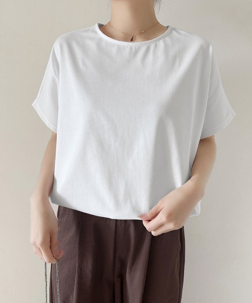 Doux Belle(ドゥーベル)の「プルオーバーシンプルカットソー(Tシャツ/カットソー・レディース・ベージュ/ネイビー/ブラウン/ホワイト/ブラック/ライトブルー/ライトブラウン/ブラック系その他・MEDIUM)」の2枚目の写真