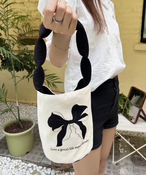 SPIGA（スピーガ）の「ﾘﾎﾞﾝﾓﾁｰﾌ筒型ﾊﾞｯｸﾞ（ショルダーバッグ・レディース・ホワイト・FREE）」の5枚目の写真