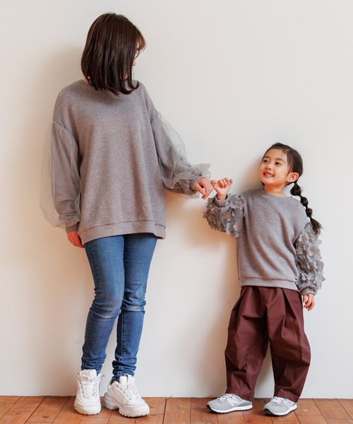 MAKE YOUR DAY（メイクユアデイ）の「ママとおそろいシアーフラワー袖プルオーバー■80～140cm（スウェット・キッズ・グレー/ブラック/ブラウン・100/90/80/140/130/120/110）」の15枚目の写真