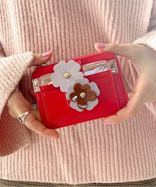 Casselini（キャセリーニ）の「Casselini(キャセリーニ)フラワーモチーフカードケース（カードケース・レディース・レッド/ブラック/シルバー・FREE）」の3枚目の写真