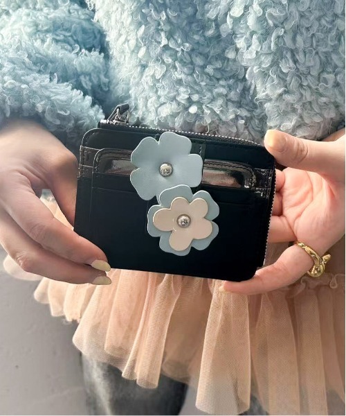 Casselini（キャセリーニ）の「Casselini(キャセリーニ)フラワーモチーフカードケース（カードケース・レディース・レッド/ブラック/シルバー・FREE）」の2枚目の写真