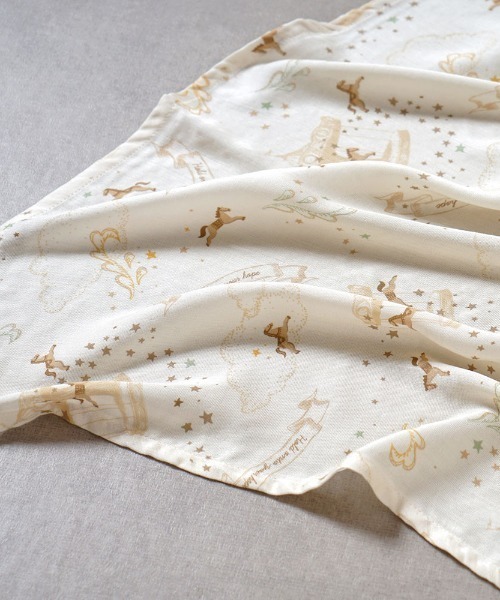 10mois（ディモワ）の「【10mois(ディモワ)】SWADDLE bamboo(スワドルバンブー)　メリーゴーランド（おくるみ・キッズ・ベージュ・ONESIZE）」の9枚目の写真