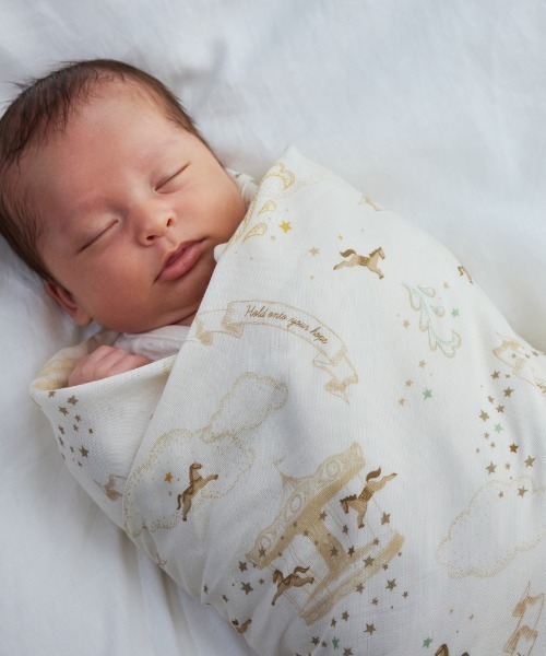 10mois（ディモワ）の「【10mois(ディモワ)】SWADDLE bamboo(スワドルバンブー)　メリーゴーランド（おくるみ・キッズ・ベージュ・ONESIZE）」の2枚目の写真